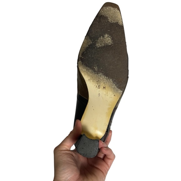 Black and Gold High-Heeled‎ Pumps with Metallic Accent - Picture 7 of 7